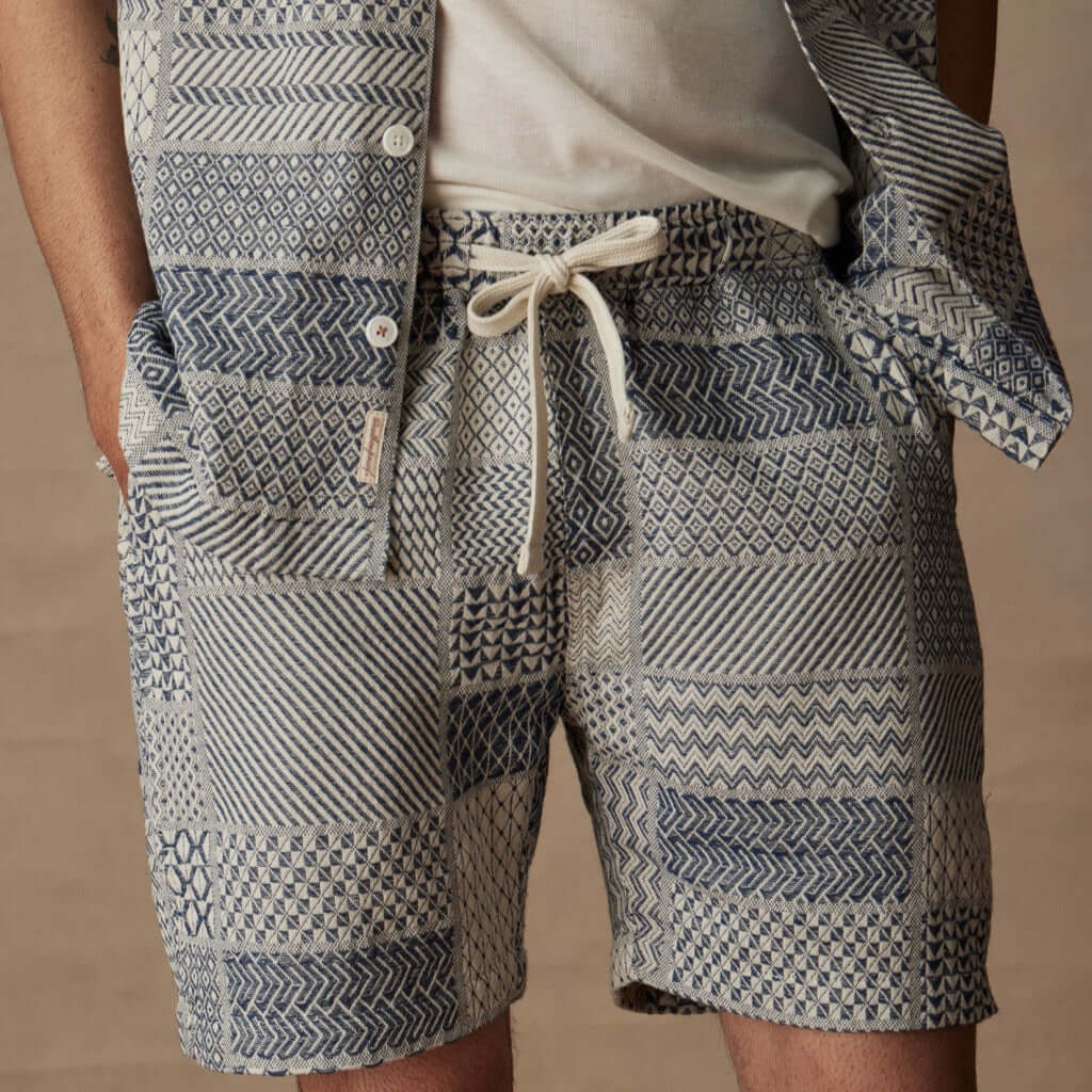 6" Jacquard shorts in cream and navy, featuring a relaxed fit, adjustable drawstring, and side pockets.