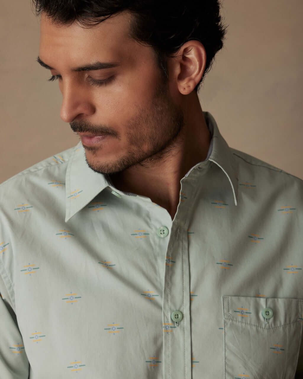 Model wearing a short sleeve teal mist cotton poplin shirt with a button-down pocket and spread collar.