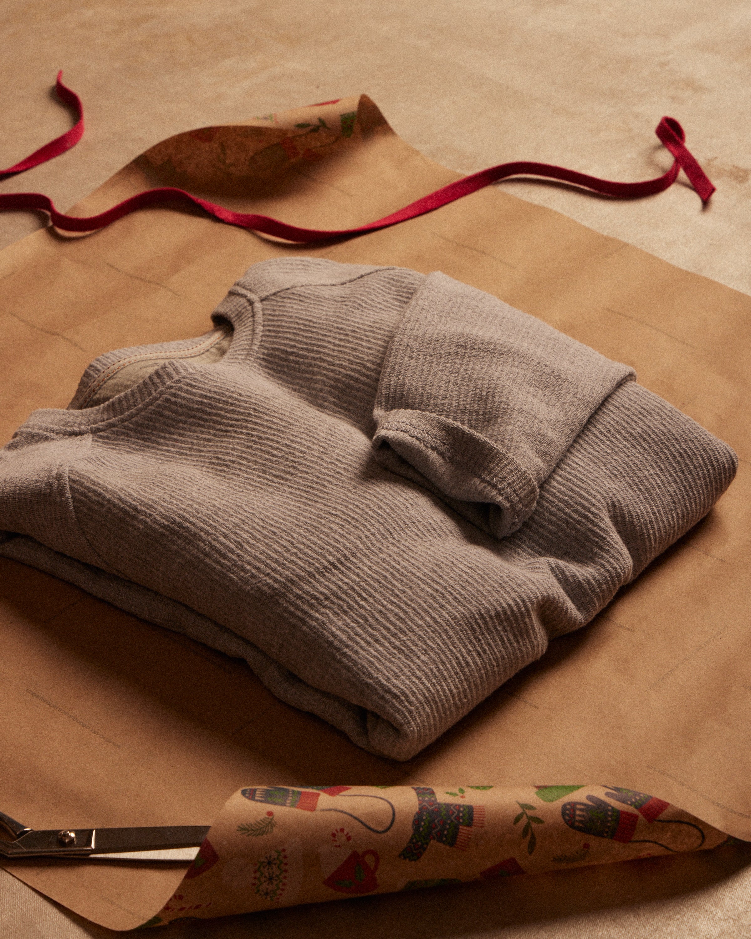 Long Sleeve Raglan Crew Neck in Heather Grey