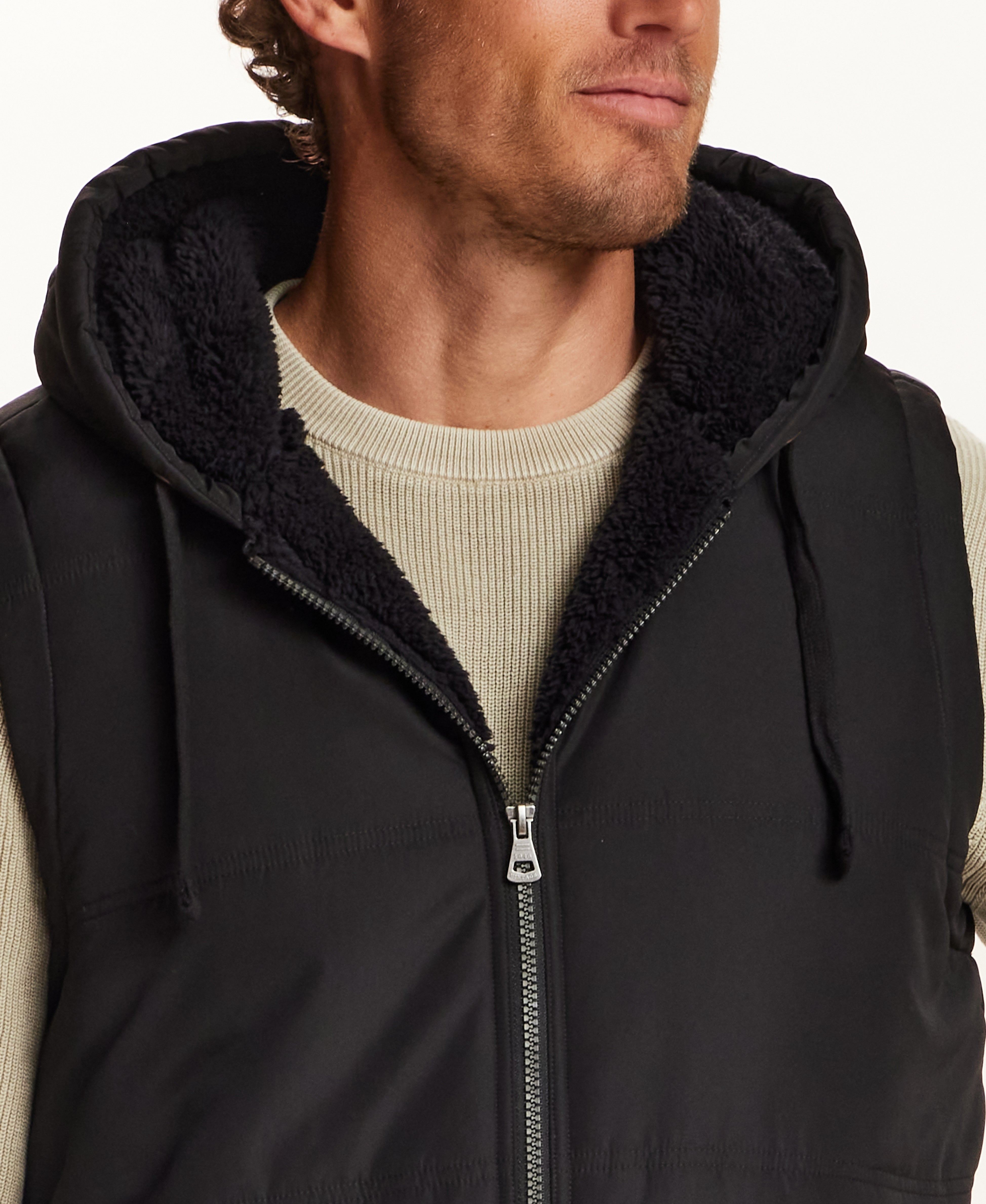 SHERPA LINED HOODED PUFFER VEST in BLACK (F2670383WV)