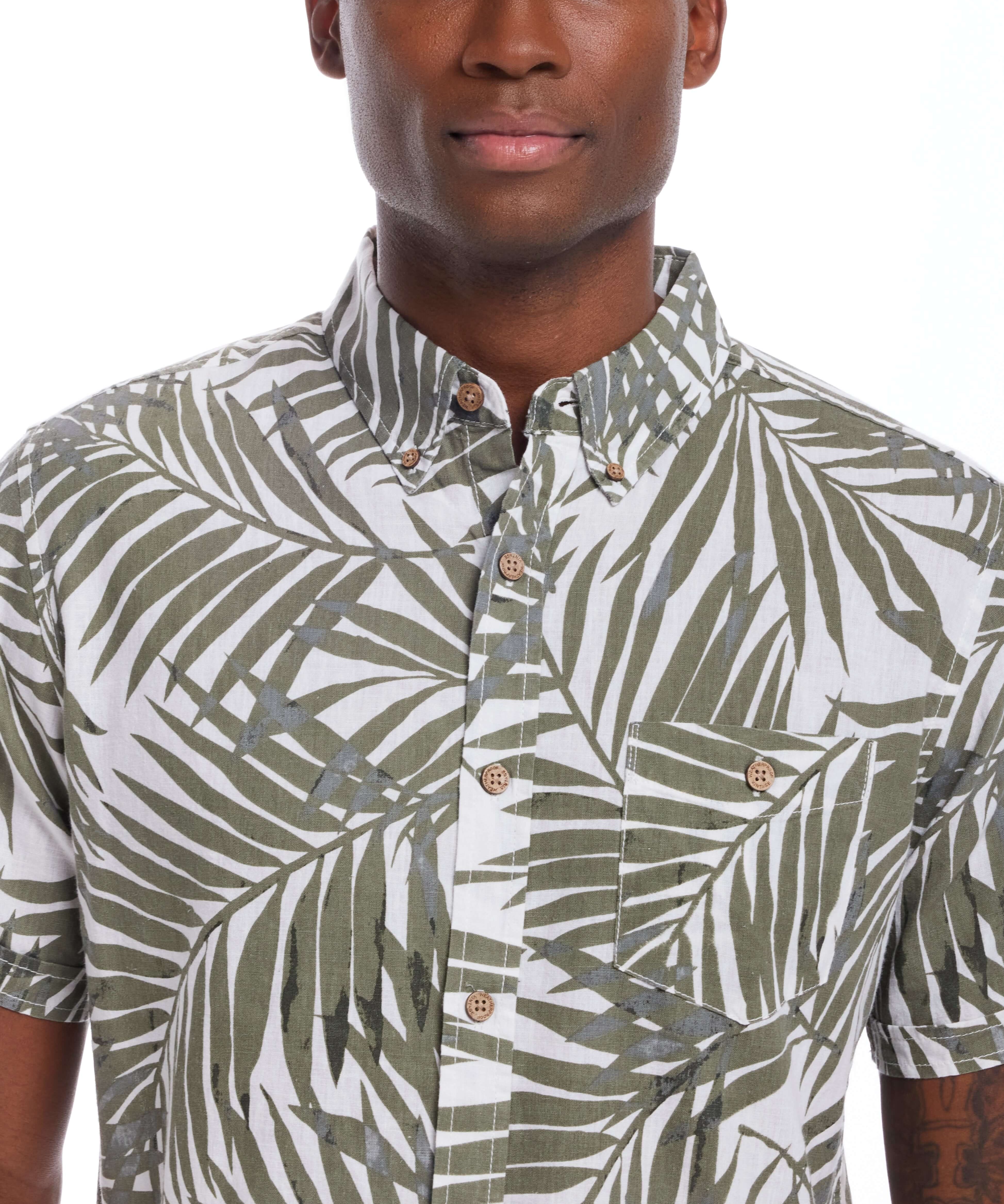 Short sleeve floral shirt in lichen green, made from linen cotton, featuring a relaxed fit and front pocket.