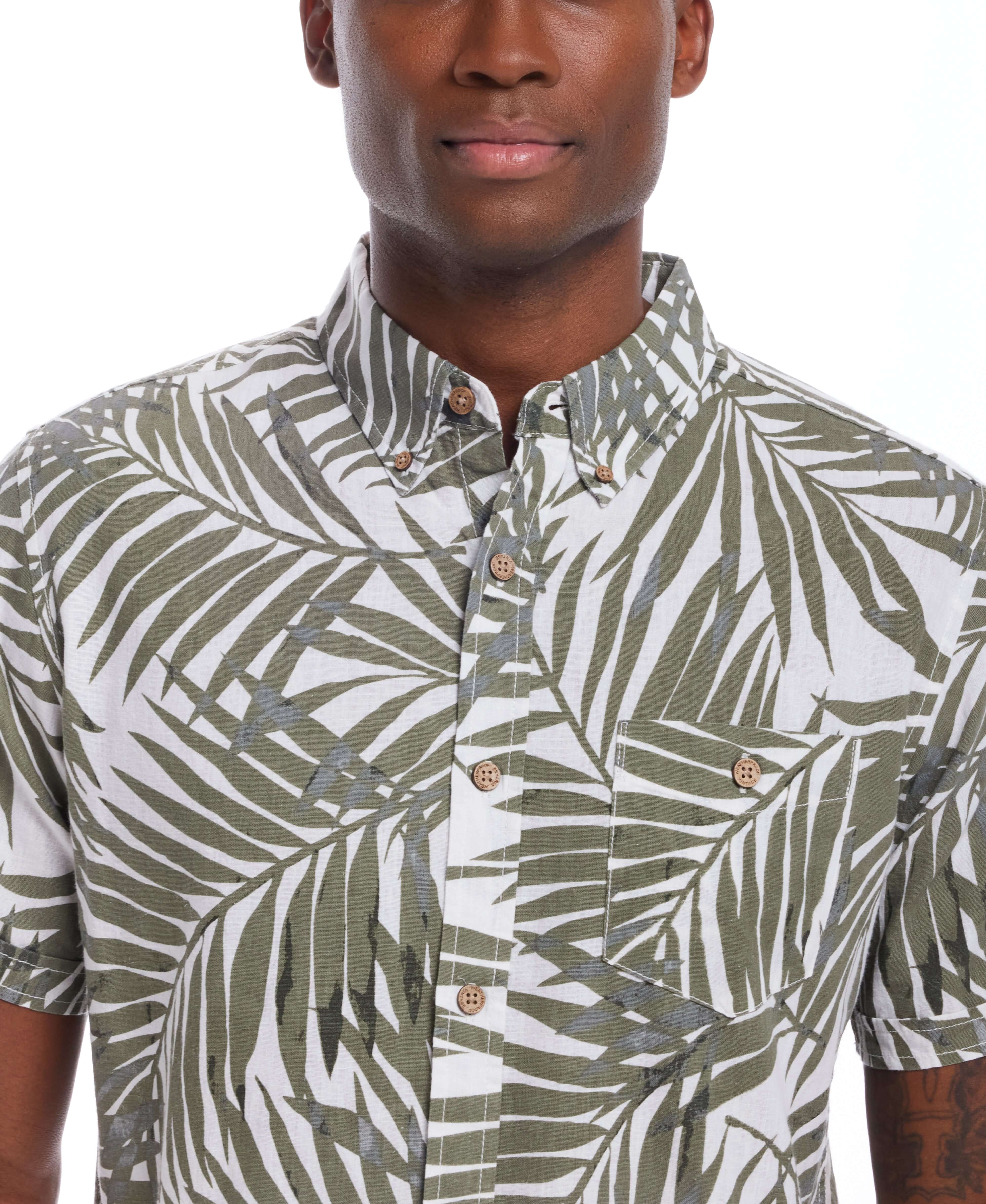 Short sleeve floral shirt in lichen green, made from linen cotton, featuring a relaxed fit and front pocket.